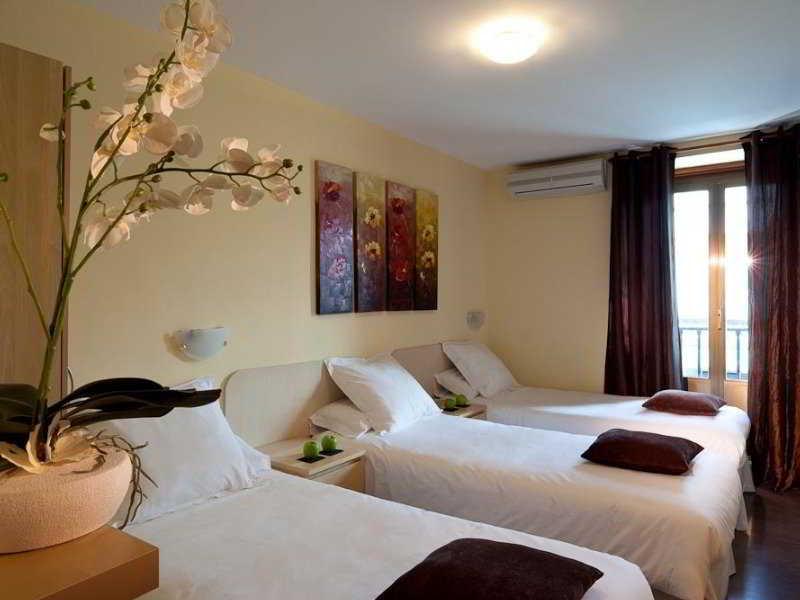 Thc Bergantin Hostel Мадрид Екстериор снимка