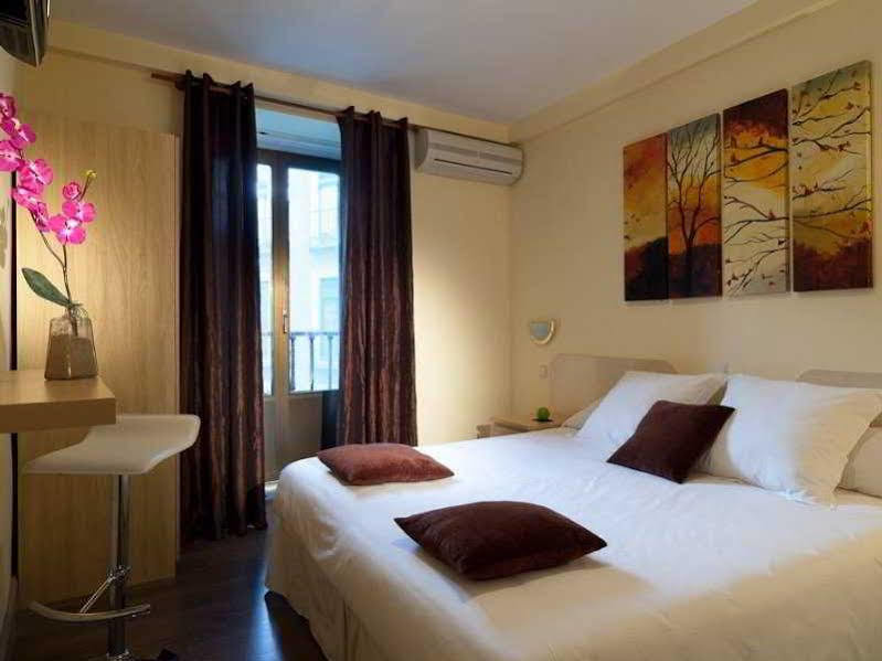 Thc Bergantin Hostel Мадрид Екстериор снимка